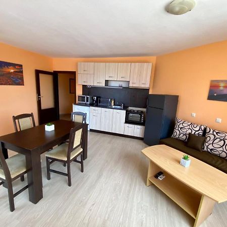 Cozy Apartment In The Center Of Primorsko Esterno foto