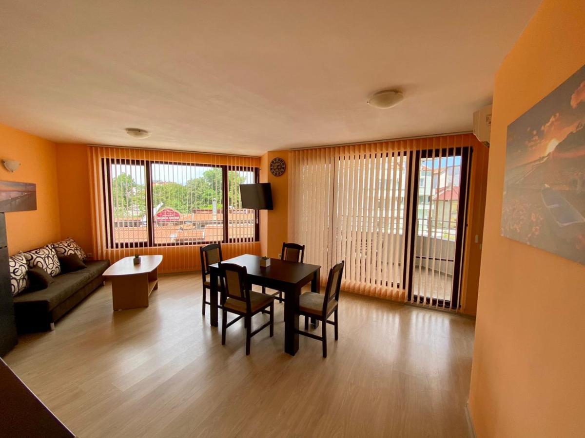 Cozy Apartment In The Center Of Primorsko Esterno foto