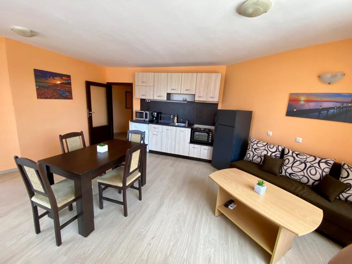 Cozy Apartment In The Center Of Primorsko Esterno foto